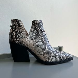 Vince Camuto Gigetta bootie size 9